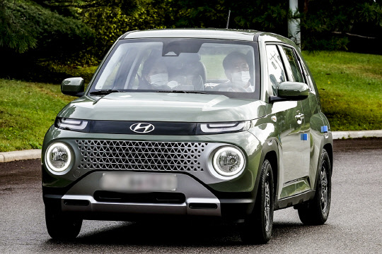 6일 문재인 대통령이 경형 SUV 차량 캐스퍼에 탑승해 시운전을 하고 있다. 청와대 제공.